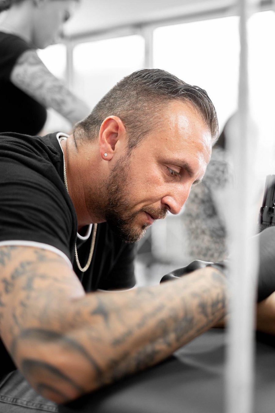Easy beim Tätowieren im Studio Simmerath – Fineline Tattoo Artist bei der Arbeit