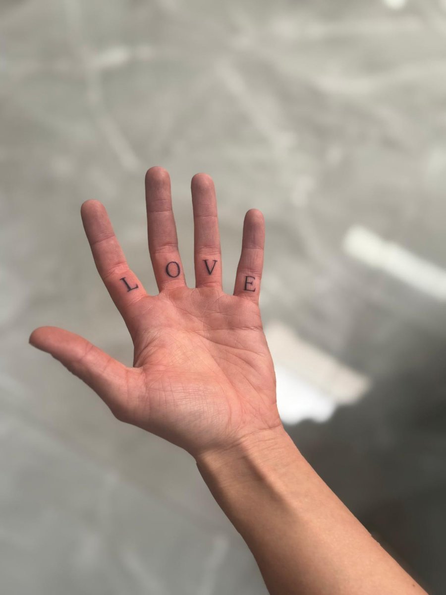 Fineline Finger-Lettering ‚LOVE' auf den Fingern
