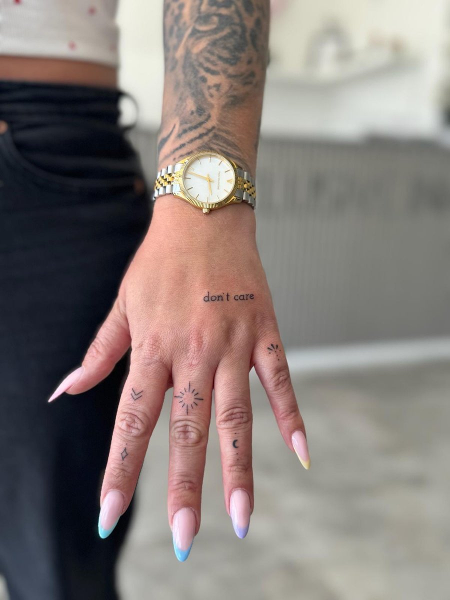 Filigrane Fineline-Tattoos an Hand und Fingern