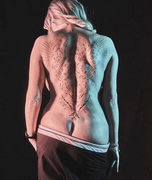 Ornamentales Fineline-Backpiece über den ganzen Rücken, gestochen bei EASYXCLUSIVE Simmerath